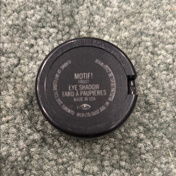 Mac Motif Frost Eyeshadow - Picture 2 of 3